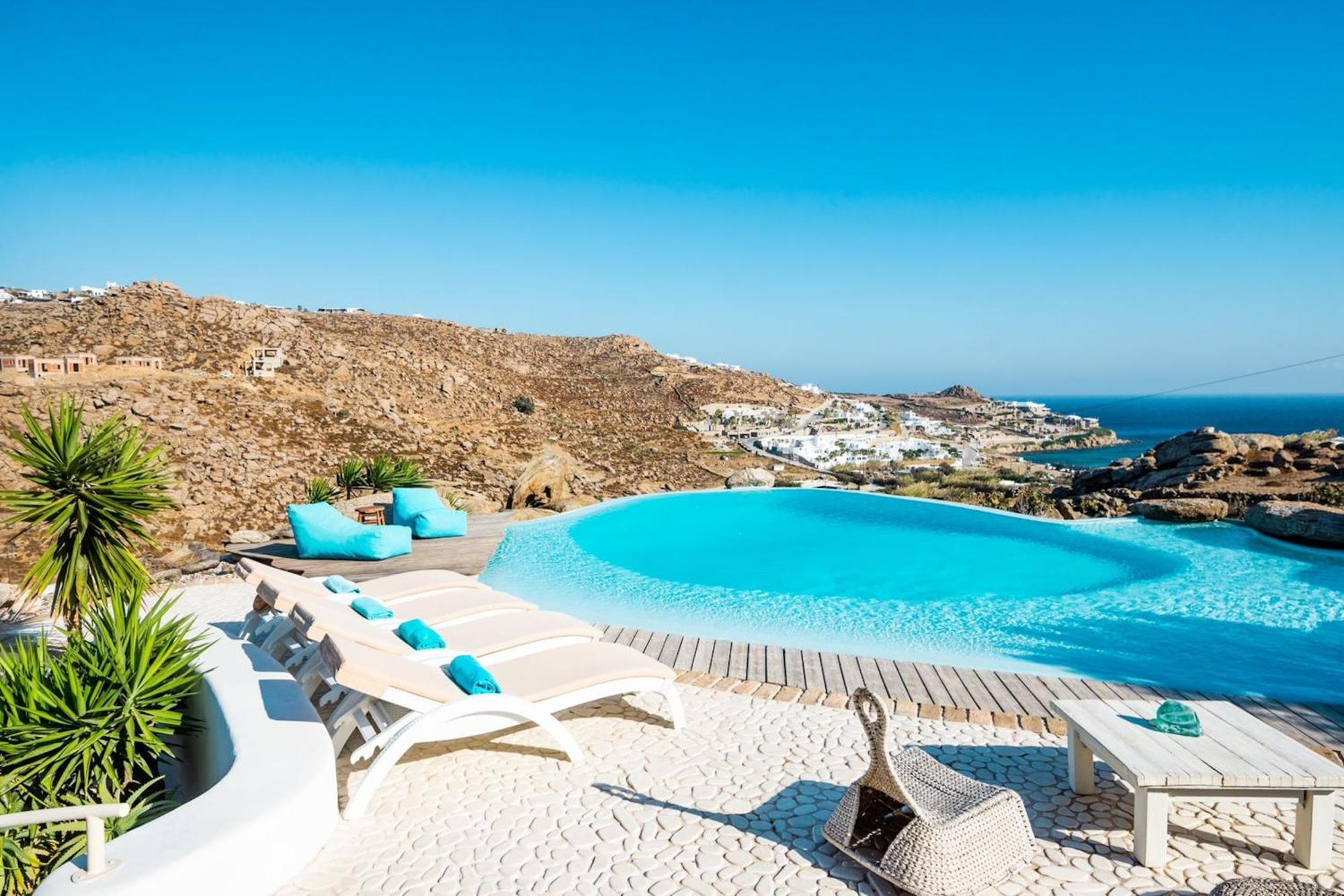 Luxury Platis Gialos: Poolside Retreat